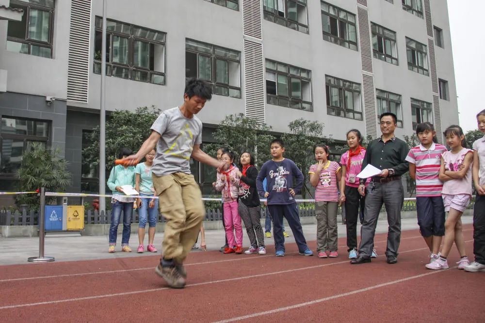 这是王红旭老师在重庆市大渡口区育才小学为学生示范跳绳(2014年5月15