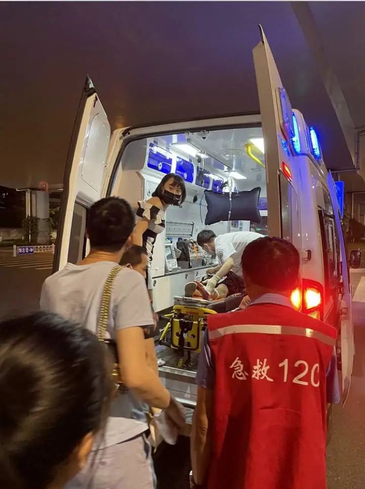下班路上偶遇车祸现场,两位女护士伸出援手,她们救人的样子真美!