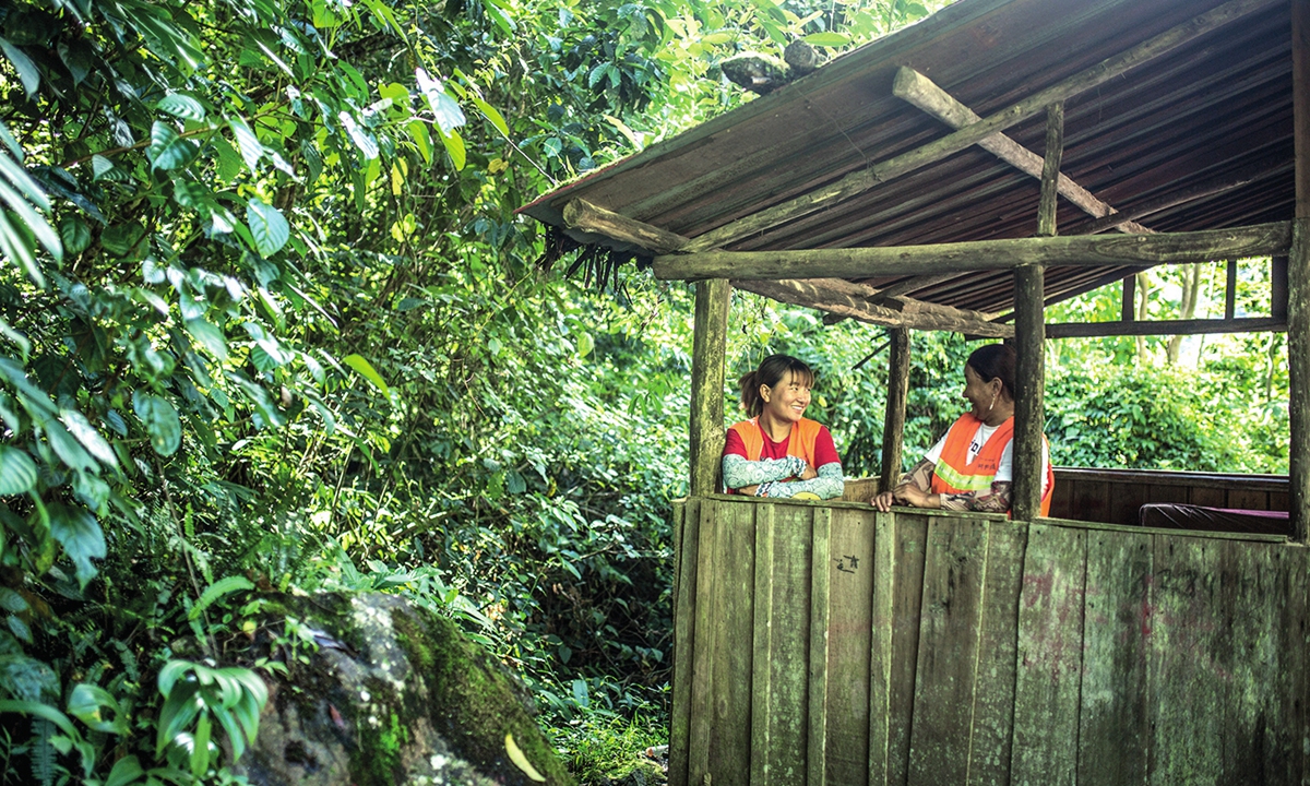 Dechen Drolma and Metog, two forest rangers in Medog, rest in a watch point near their village. Photo: VCG Dechen Drolma and Metog, two forest rangers in Medog, rest in a watch point near their village. Photo: VCG
