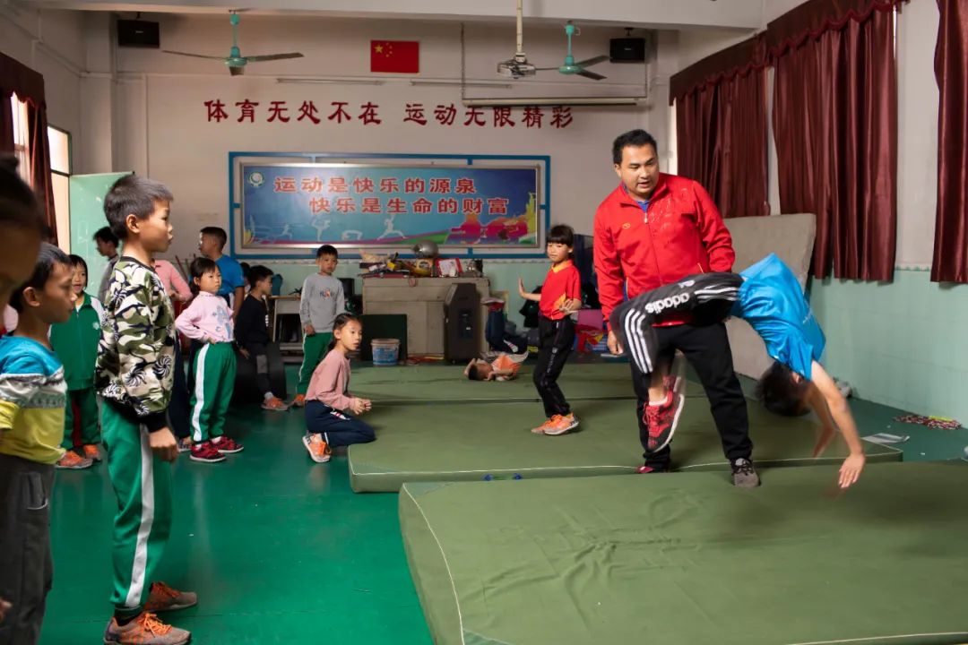 他们被誉为跳绳界天花板,而带领这个天团的是七星小学副校长赖宣治.