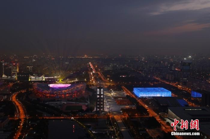 2021年10月28日晚，国家体育场、国家速滑馆、国家游泳中心，北京这座“双奥之城”标志性场馆群首次集体亮灯。 <a target='_blank' href='/'>中新社</a>记者 韩海丹 摄