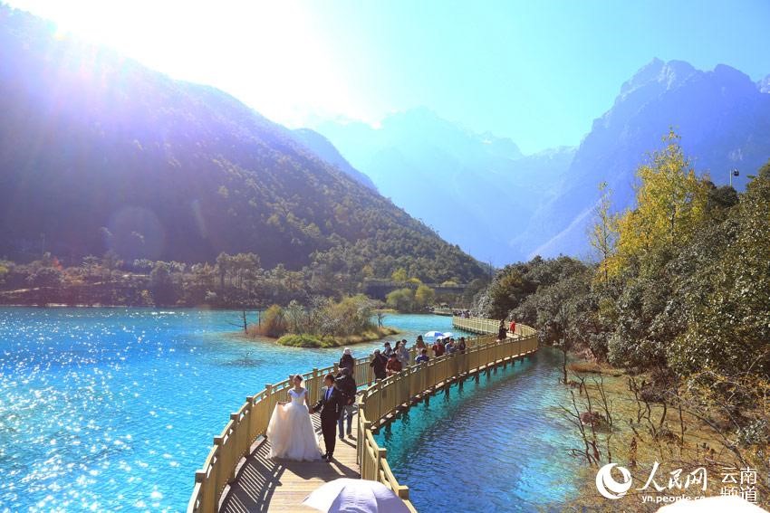 Village in Yunnan boosts tourism and protects environment through wedding photo industry