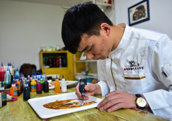 在阿峰果酱艺术工作室，刘旭峰在画果酱画（4月28日摄）。