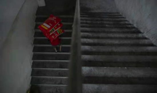 段文飞在送货