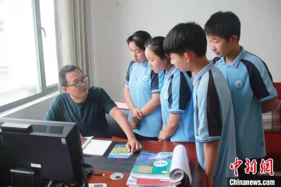 Zhu Xijun is teaching students in his office at Gufu Township Junior High School (Photo: China News Service/Nie Zhiyuan) Zhu Xijun is teaching students in his office at Gufu Township Junior High School (Photo: China News Service/Nie Zhiyuan)