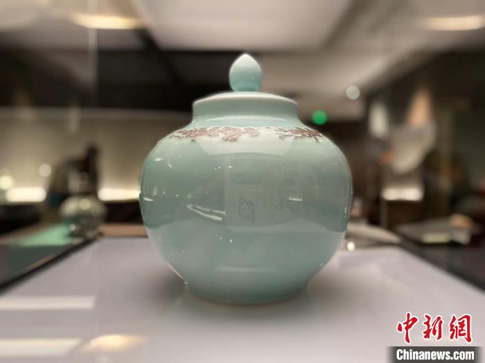 当日展出的青瓷作品。 钱晨菲 摄 当日展出的青瓷作品。 钱晨菲 摄
