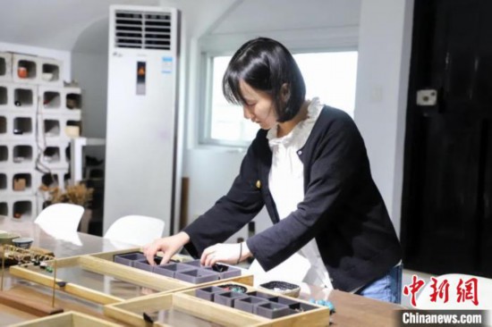 张一琳在制作漆艺品 椒江发布供图