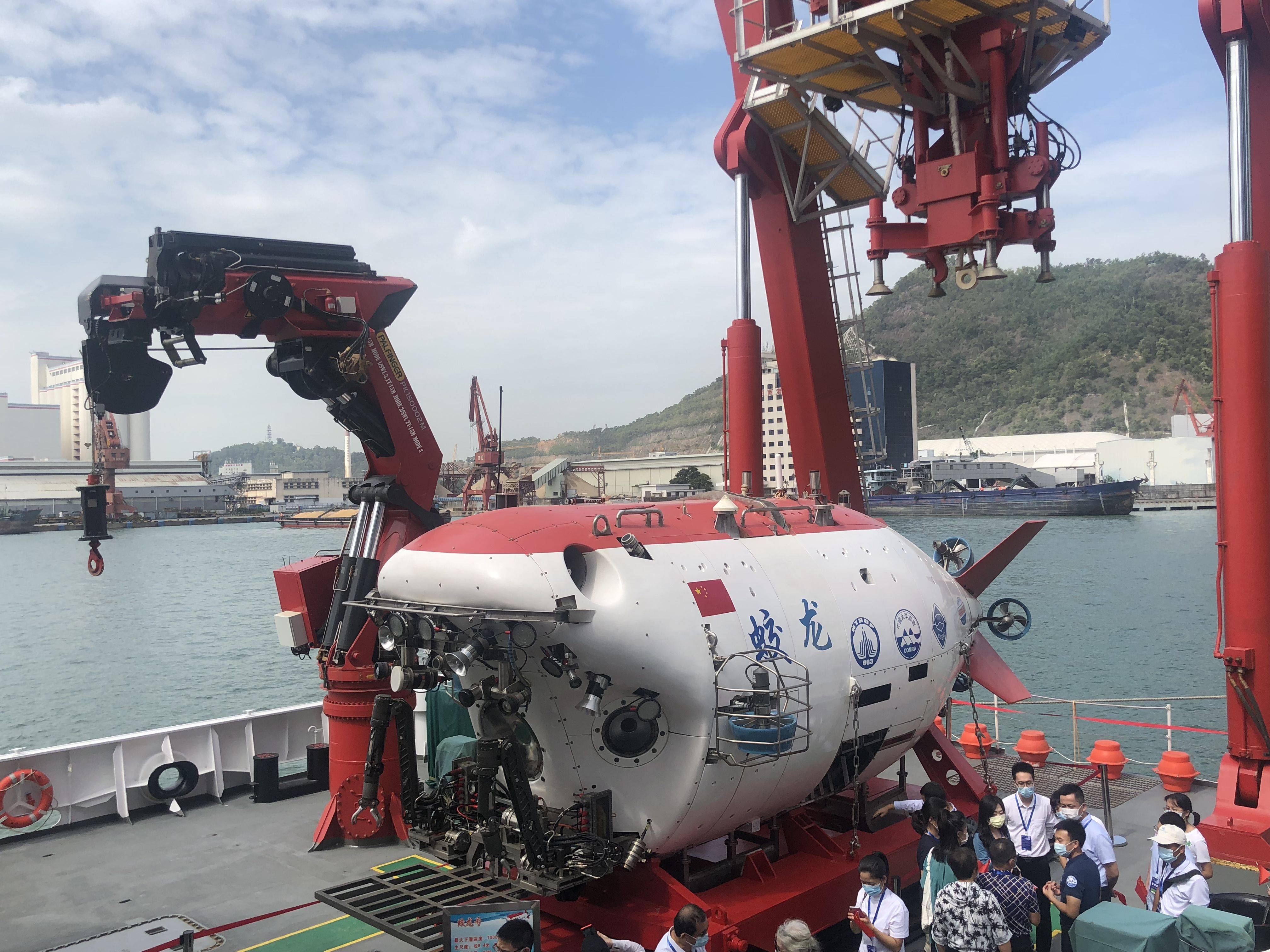 2020年10月16日,深圳蛇口邮轮母港,"蛟龙号"载人潜水器正位于"深海